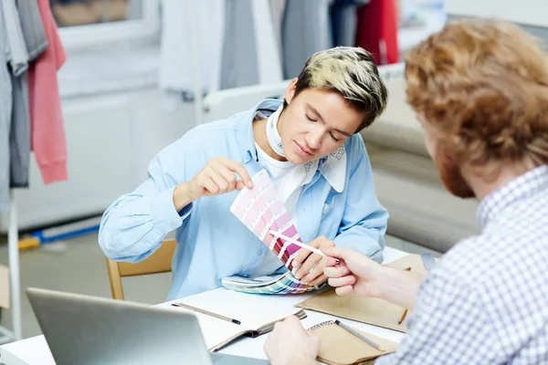 Equipo Diseñadores Eligiendo Color Trabajando Con Muestras Lugar Trabajo —  Fotos de Stock