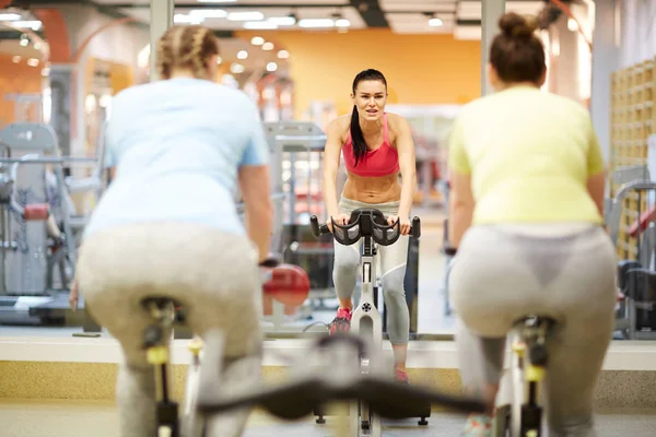 Junge Fitnesstrainerin Zeigt Übergroßen Frauen Wie Schwer Ist Trainieren Abzunehmen — Stockfoto