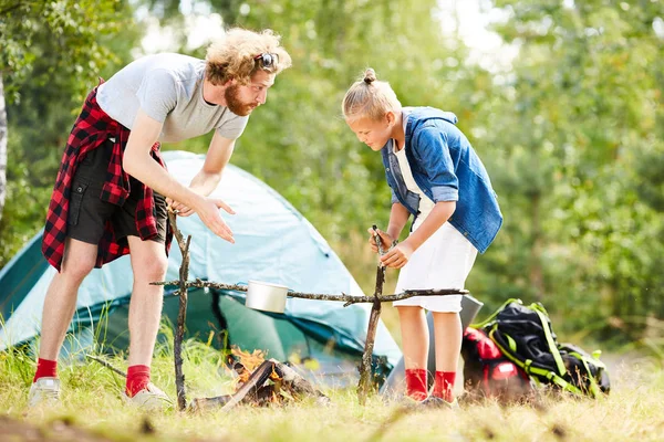 Ung Man Visar Hans Son Panorera Där Soppa Eller Gröt — Stockfoto