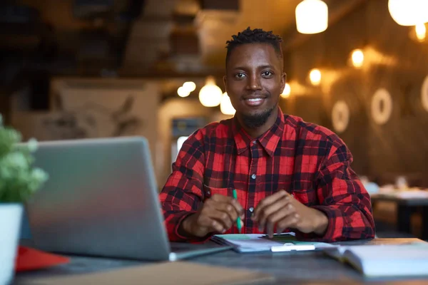 Afro Amerikaanse Man Camera Kijken Tijdens Het Werken Project Door — Stockfoto