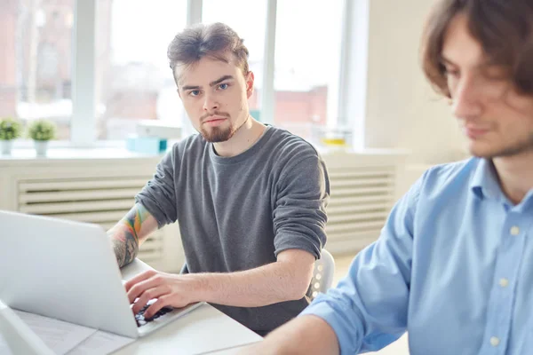 Biznesmen Dorywczo Pomocą Jego Laptop Pracy Siedzi Wraz Jego Współpracownika — Zdjęcie stockowe