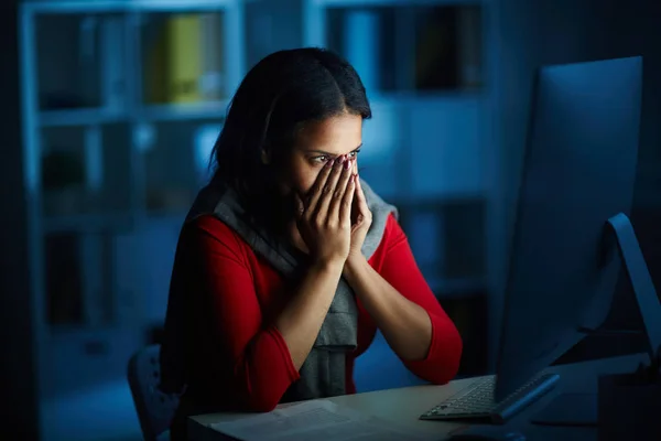 Jonge Casual Zakenvrouw Werken Kantoor Tot Avonds — Stockfoto