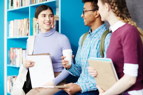 Três Amigos Universitários Com Blocos Notas Bebidas Conversando Desfrutando Uma — Fotografia de Stock