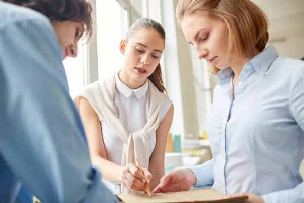 Groep Van Mensen Uit Het Bedrijfsleven Werkt Verslag Samen Kantoor — Stockfoto