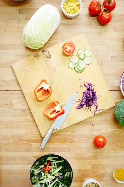 烹调用木板和餐桌上新鲜熟蔬菜概述 — 图库照片