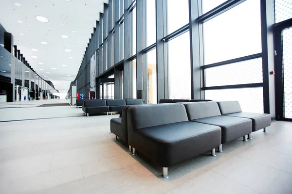 Длинный Проход Современном Зале Ожидания Аэропорта Несколькими Черными Кожаными Креслами — стоковое фото