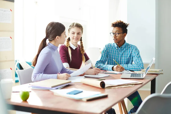 Team Moderna Studenter Vid Högskola Eller Gymnasiet Diskussion Hem Uppdrag — Stockfoto