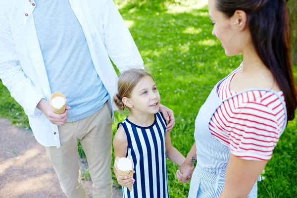 아이스크림 부모와 그녀의 어머니에 이야기와 귀여운 — 스톡 사진