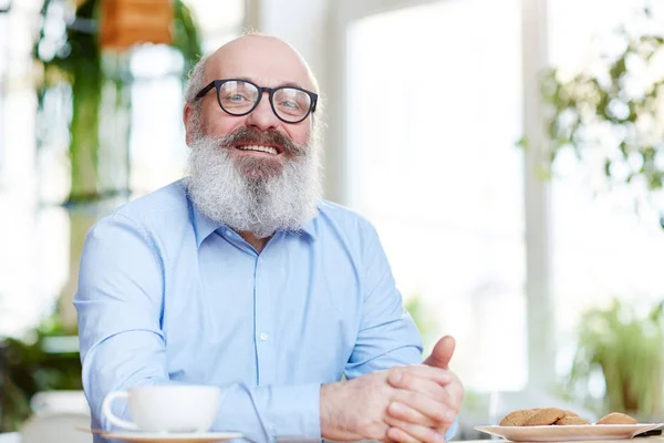 Glücklicher Älterer Mann Mit Brille Der Bei Einer Tasse Tee — Stockfoto