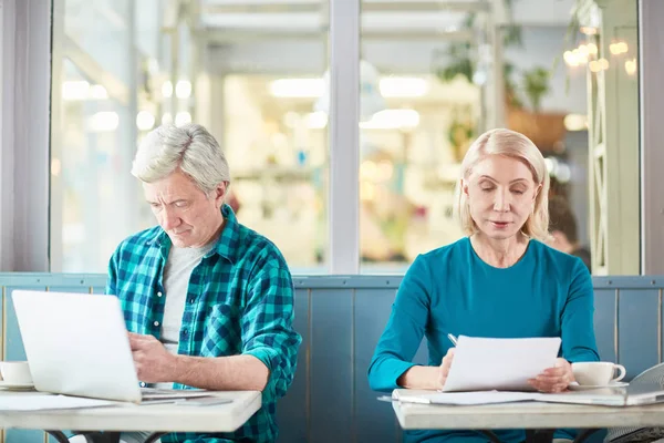 Mogen Man Surfar Nätet Samtidigt Analysera Data Och Äldre Kvinna — Stockfoto