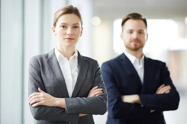 Ung Självsäker Ledare Kostym Tittar Kameran Bakgrund Affärsman — Stockfoto