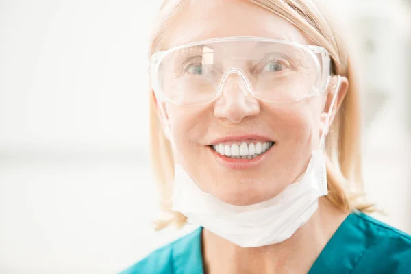 Cirujano Dentista Exitoso Uniforme Anteojos Mirando Cámara Con Sonrisa Dentada — Foto de Stock