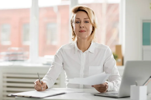 Secretaria Trabajando Con Papeles Lugar Trabajo Oficina — Foto de Stock