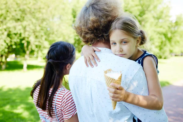 Ragazzina Con Gelato Sulla Spalla Del Padre Guardando Macchina Fotografica — Foto Stock