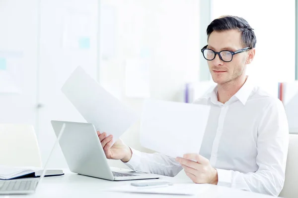 Jungunternehmer Mit Brille Und Weißem Hemd Schaut Arbeitsplatz Durch Finanzdokumente — Stockfoto