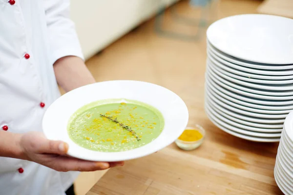 Chef Profesional Restaurante Sosteniendo Plato Con Sopa Crema Brócoli Sazonada —  Fotos de Stock