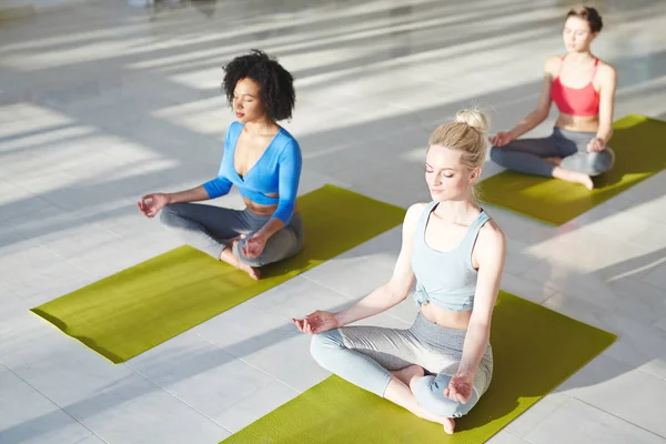 Drie Moderne Jonge Vrouwen Zitten Pose Van Lotus Matten Voor — Stockfoto