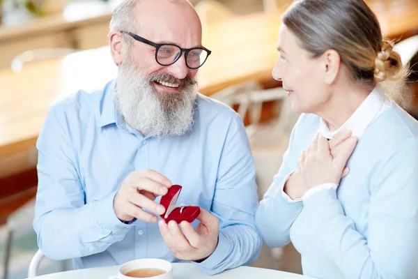 Uomo Anziano Dare Anello Sua Moglie Qualche Occasione Famiglia Vacanza — Foto Stock