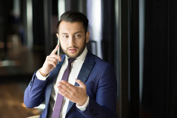 Joven Corredor Confianza Elegante Traje Consultando Cliente Por Teléfono Inteligente —  Fotos de Stock