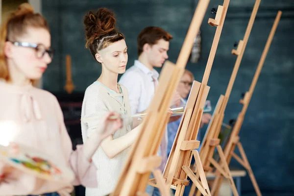 Fila Studenti Piedi Davanti Cavalletti Pittura Con Colori Olio Lezione — Foto Stock