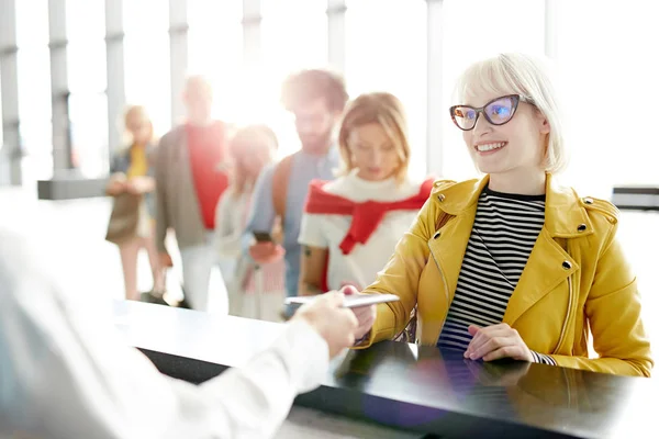 Mujer Rubia Joven Feliz Gafas Con Estilo Dando Pasaporte Gerente —  Fotos de Stock