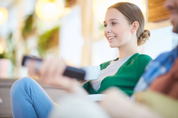 Donna Sorridente Che Beve Caffè Sul Divano Con Sua Amica — Foto Stock