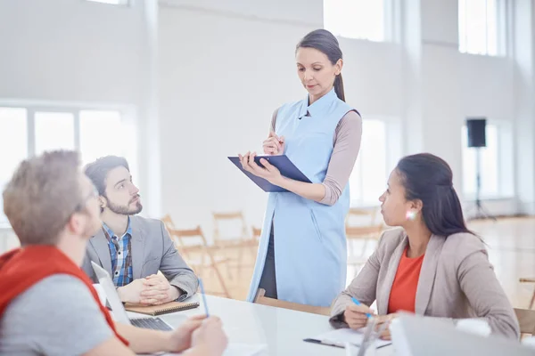 Jonge Vertrouwen Coach Permanent Door Desk Het Maken Van Aantekeningen — Stockfoto