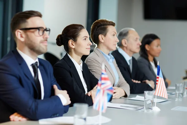 Groep Van Internationale Vertegenwoordigers Formalwear Luisteren Aandachtig Verslag Van Een — Stockfoto