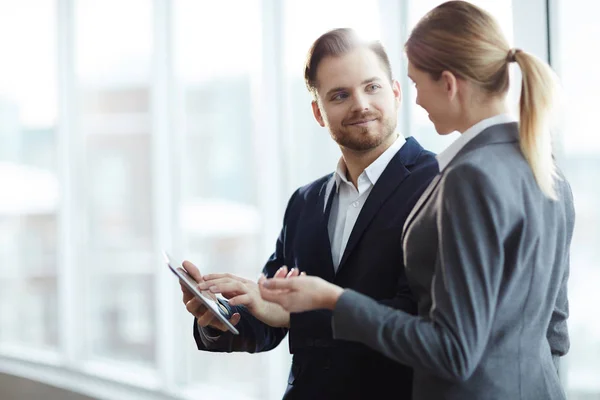 Jóvenes Analistas Corredores Discutiendo Tasa Ventas Línea Estadísticas Reunión Trabajo — Foto de Stock