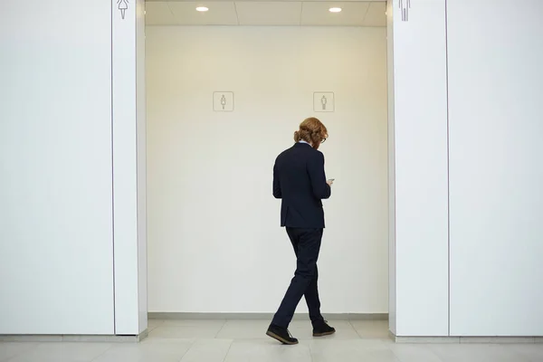 Homme Affaires Avec Smartphone Marchant Aux Toilettes Pour Les Hommes — Photo