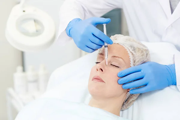 Madura Dama Teniendo Botox Procedimiento Inyección Clínica — Foto de Stock