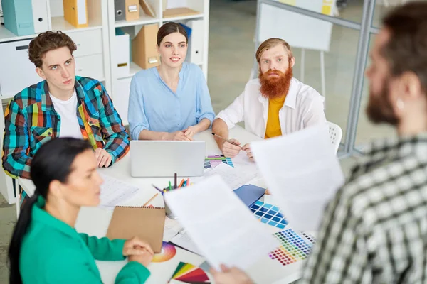 Gruppo Interior Designer Che Hanno Incontro Ufficio Stanno Ascoltando Loro — Foto Stock