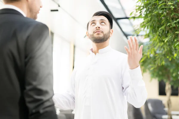 Ung Affärsman Titta Uppåt Med Höjde Händerna Medan Talar Till — Stockfoto