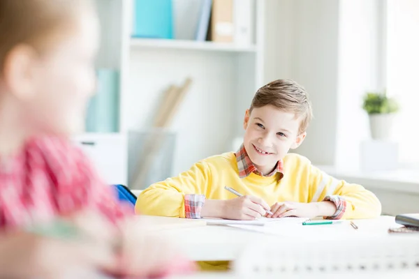 Souriant Écolier Secondaire Regardant Son Camarade Classe Leçon Pendant Discussion — Photo