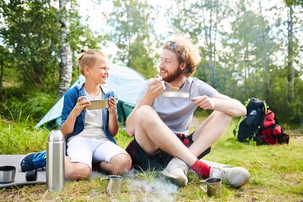 Giovane Scout Suo Figlio Amico Mangiare Cibo Viaggio Mentre Seduto — Foto Stock