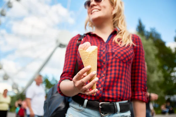 Юммі Подвійної Зупинки Айсберга Руці Випадкової Блондинки Відвідує Сучасний Парк — стокове фото