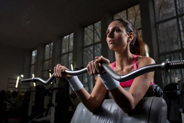 Hübsche Sportlerin Beim Gewichtheben Modernen Sportverein Während Des Trainings — Stockfoto