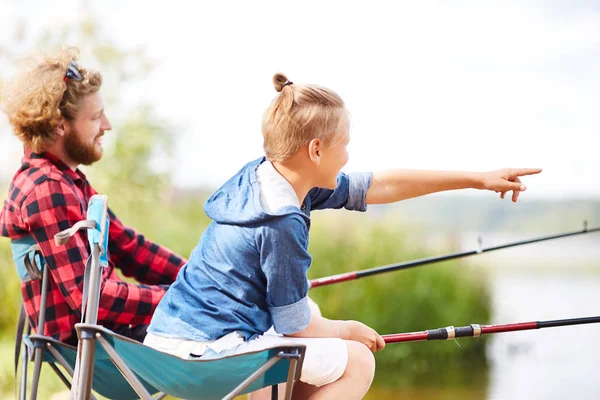 Kleiner Junge Mit Angelrute Der Nach Vorne Zeigt Während Seinem — Stockfoto