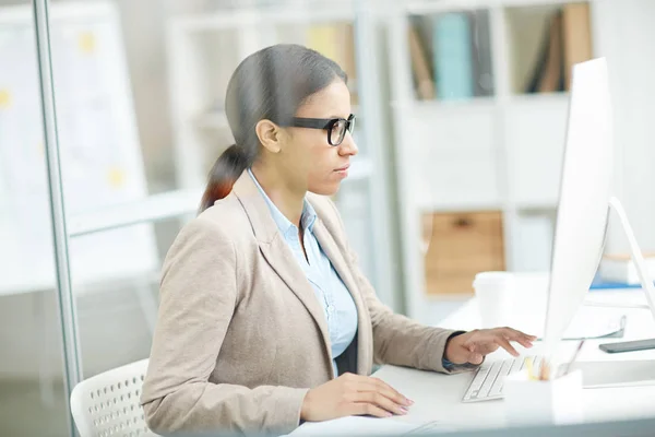 Kobieta Siedzi Przy Stole Office Pracę Laptopie — Zdjęcie stockowe