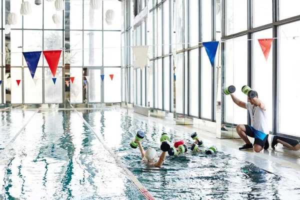 Jonge Trainer Toont Zijn Team Hoe Oefenen Met Halters Voor — Stockfoto