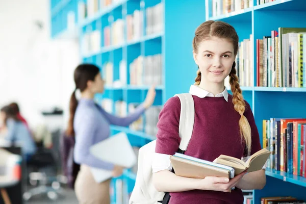 Estudiante Joven Con Libro Abierto Mirando Cámara Mientras Elige Literatura — Foto de Stock