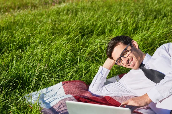 Exitoso Banquero Camisa Corbata Acostado Césped Verde Día Soleado Navegación — Foto de Stock