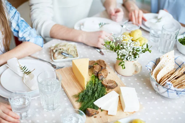 Assortiment Van Gezonde Voeding Geserveerd Tabel Groep Vrienden Rondhangen Eten — Stockfoto