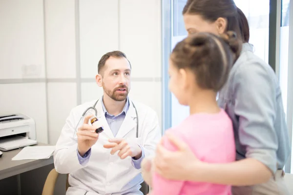 Heutiger Arzt Empfiehlt Neue Wirksame Pillen Für Kleinen Patienten Während — Stockfoto