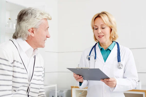 Paciente Mayor Hablando Con Médico Hospital — Foto de Stock