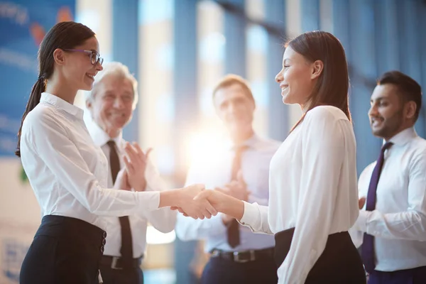 Zwei Junge Interkulturelle Geschäftsfrauen Schütteln Einander Die Hände Und Schauen — Stockfoto