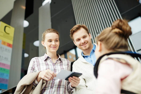 Gelukkig Jong Stel Die Hun Dochtertje Kijken Terwijl Het Spreken — Stockfoto