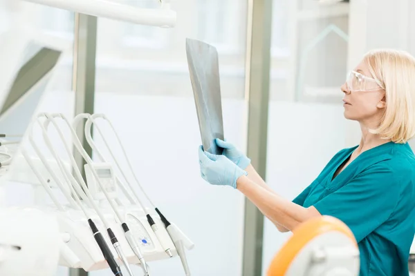 Enfermeira Dentista Que Estuda Imagem Radiológica Dente Paciente Antes Tratamento — Fotografia de Stock