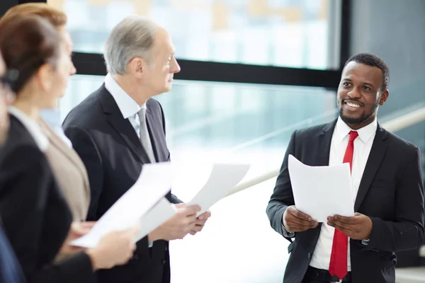 Joven Financista Afroamericano Exitoso Haciendo Informe Para Colegas Sobre Los — Foto de Stock