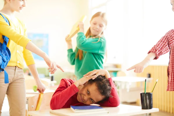 Duas Alunas Apontando Para Seus Colegas Classe Enquanto Menina Com — Fotografia de Stock